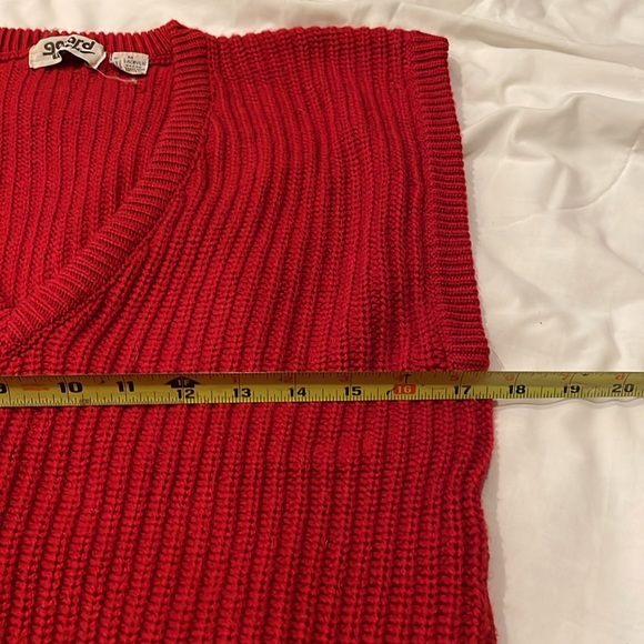Vintage 80s Acrylic Knit V-neck Sweater Vest.  Wide shoulders.  Gerard Works.  M - Picture 6 of 7